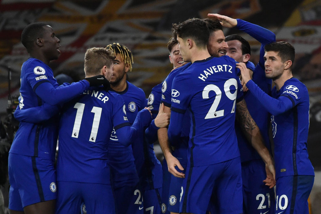 Gol Giroud ke gawang tuan rumah disambut gembira rekan-rekan setimnya.