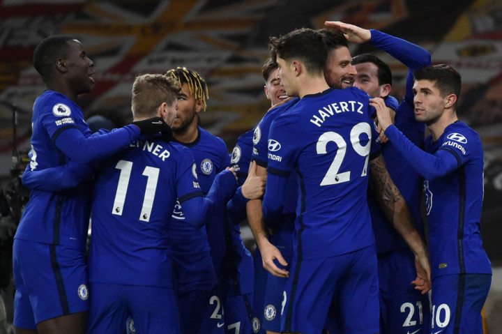 Gol Giroud ke gawang tuan rumah disambut gembira rekan-rekan setimnya.