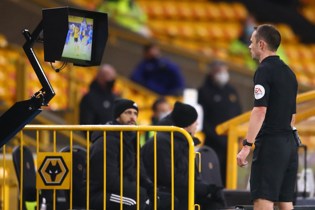 Pada menit ke-81, wasit Stuart Attwell sempat menghadiahi tendangan penalti untuk tuan rumah setelah Pedro Neto jatuh dalam perebutan bola dengan James. Tetapi setelah berkonsultasi dengan VAR ia menganulir keputusan tersebut.