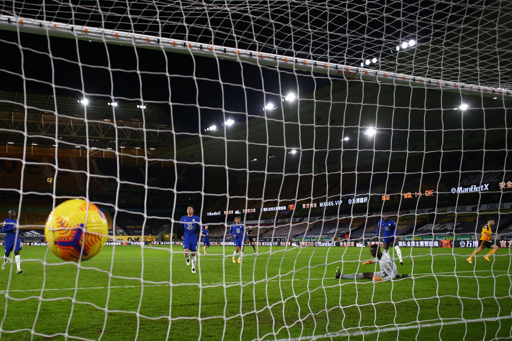 Nasib sial terjadi bagi Chelsea pada menit kelima injury time, ketika sebuah serangan balik berhasil diakhiri dengan tembakan keras oleh Pedro Neto yang memperdaya Mendy dan memastikan Wolverhampton meraih kemenangan 2-1 atas tamunya.
