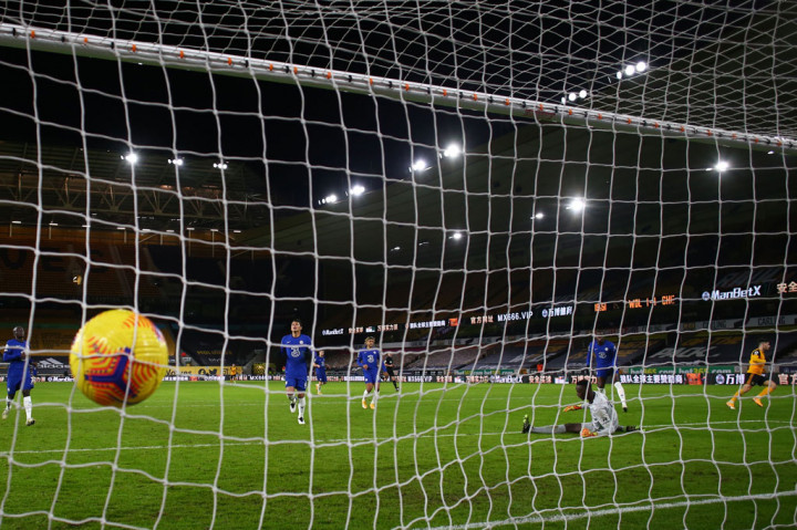 Nasib sial terjadi bagi Chelsea pada menit kelima injury time, ketika sebuah serangan balik berhasil diakhiri dengan tembakan keras oleh Pedro Neto yang memperdaya Mendy dan memastikan Wolverhampton meraih kemenangan 2-1 atas tamunya.