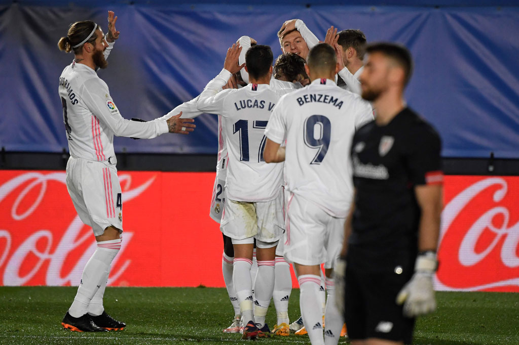 Keuntungan jumlah pemain baru bisa dimanfaatkan oleh Real Madrid untuk membuka keunggulan di pengujung babak pertama melalui sepakan keras Toni Kroos dari tepian kotak penalti.