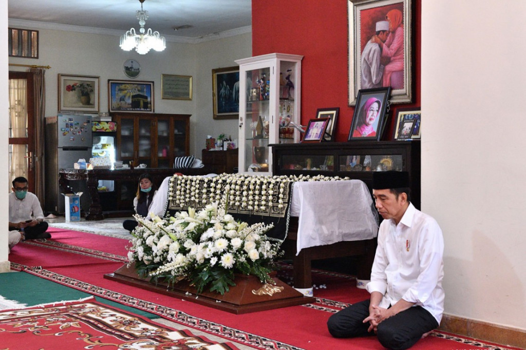 Gubernur Jawa Timur (Jatim) Khofifah Indar Parawansa bercerita, ibunda Jokowi sempat berpesan agar anak-anaknya tetap menjalin silaturahmi dengan teman-teman almarhumah. Khofifah juga mengatakan Sudjiatmi juga sempat meminta agar sebagian hartanya di wakafkan untuk masjid.