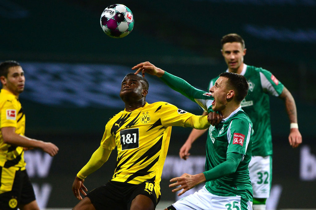 Pemain muda Dortmund Youssoufa Moukoko mencatatkan penampilan perdananya sebagai pemain inti di Liga Jerman, dan nyaris menandainya dengan gol. Sayang ia gagal menjangkau umpan silang Giovanni Reyna.