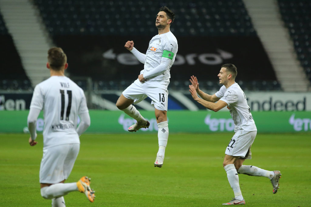 Lars Stindl membawa tim tamu memimpin saat laga baru berjalan 14 menit melalui tendangan bebasnya. 