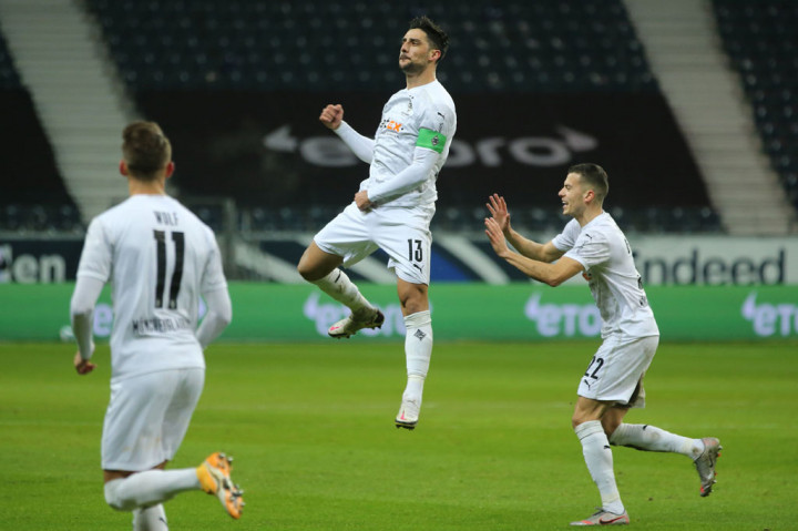 Lars Stindl membawa tim tamu memimpin saat laga baru berjalan 14 menit melalui tendangan bebasnya. 