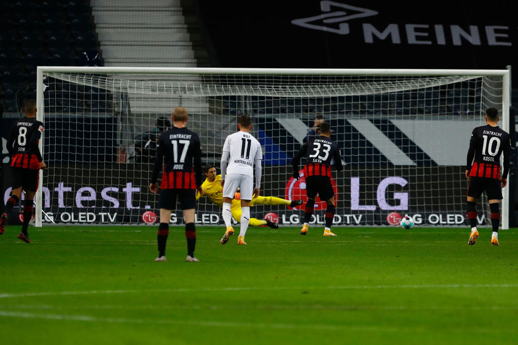 Namun Gladbach dihukum penalti pada menit ke-22 setelah lengan Stefan Lainer mengenai bola sepakan Martin Hinteregger. Eksekusi penalti diambil dengan sempurna oleh Andre Silva.