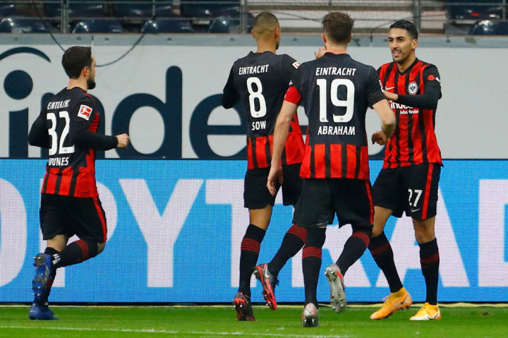 Frankfurt menggandakan keunggulannya pada menit ke-32. Kali ini Silva berperan sebagai pengumpan untuk kepada Aymen Barkok, yang kemudian mengecoh Nico Elvedi dan Ginter sebelum melesakkan bola ke sudut bawah gawang Gladbach.