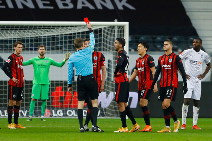 Tuan rumah harus memainkan sisa laga dengan sepuluh orang setelah David Abraham diusir keluar lapangan karena mendapatkan kartu kuning keduanya pada menit ke-81.