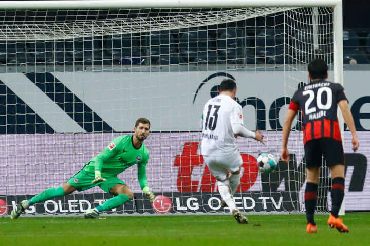 Perlahan-lahan Gladbach mampu bangkit. Mereka memperkecil ketertinggalan melalui eksekusi penalti Stindl pada menit ke-90, setelah Barkok melanggar Breel Embolo.