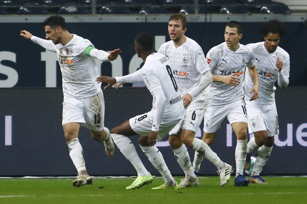 Tim tamu kemudian menyamakan kedudukan lewat hat-trick Stindl menyambut umpan manis Ibrahima Traore pada menit ke-95.