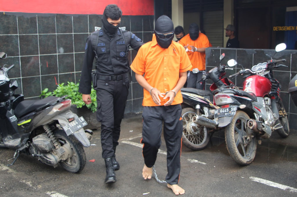 Sebanyak 23 terduga teroris jaringan Jamaah Islamiyah (JI) yang ditangkap Tim Densus 88 Antiteror di Lampung dipindahkan ke Jakarta, Rabu, 16 Desember 2020.