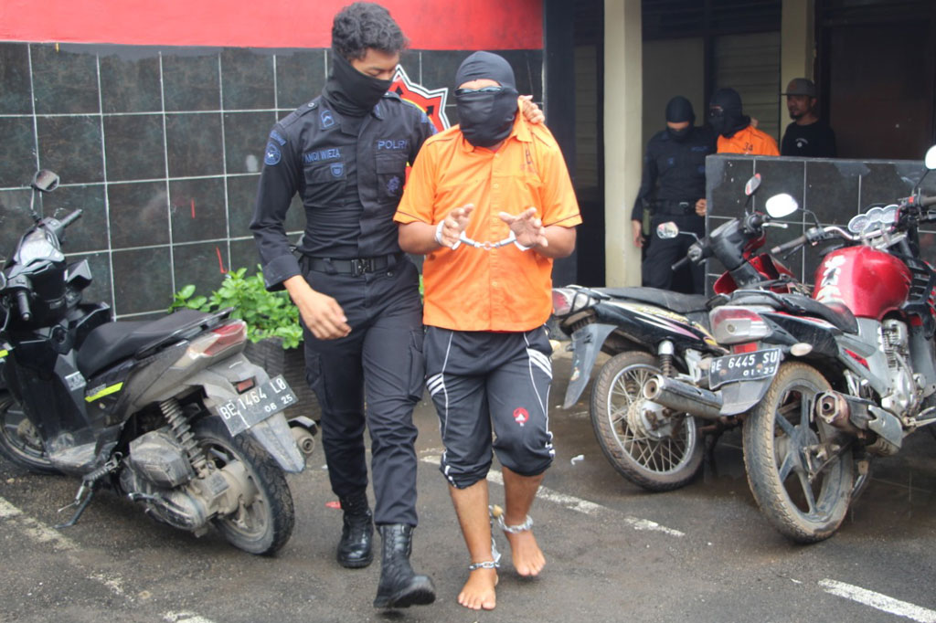 Para tersangka tersebut dibawa dari Mako Brimob Polda Lampung menggunkana dua bus dan satu minibus menuju Bandara Radin Inten, Rabu pagi.