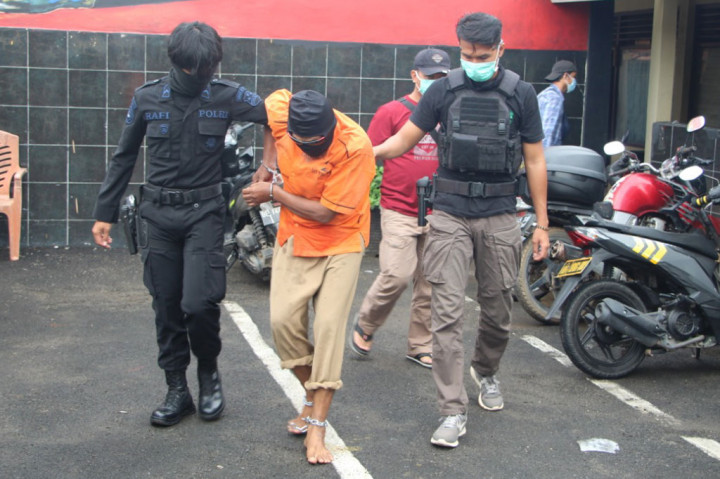 Saat dibawa menuju bus, puluhan tahanan tersebut mengenakan penutup muka dan kaca mata hitam, sementara tangan dan kakinya diborgol.