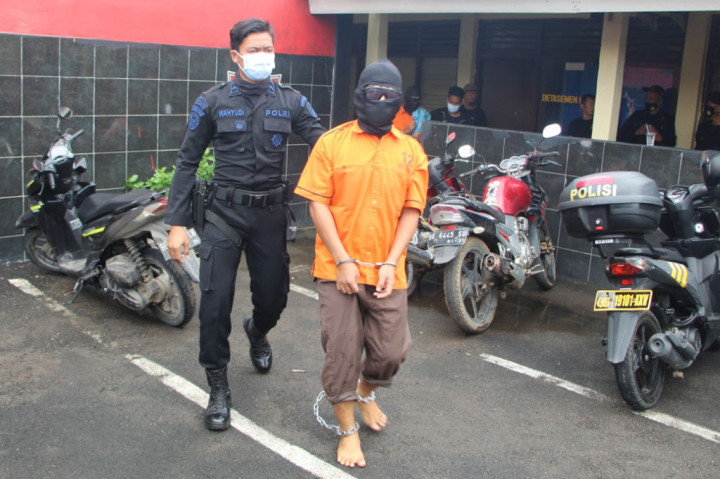 Pemindahan tahanan kasus terorisme tersebut mendapat pengawalan ketat dari Tim Densus 88 dan Gegana Polda Lampung.