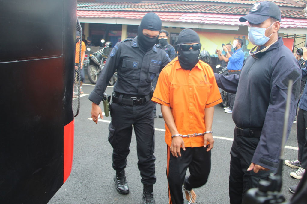 Kadiv Humas Mabes Polri Irjen Pol Argo Yuwono mengatakan dari 23 teroris tersebut, dua di antaranya masuk daftar pencarian pencarian orang Polri atas nama Taufik Bulaga alias Upik Lawanga yang merupakan sosok ahli pembuat senjata api dan perakit bom serta Zulkarnain alias Arif Sunarso Panglima Askari dari kelompok JI.