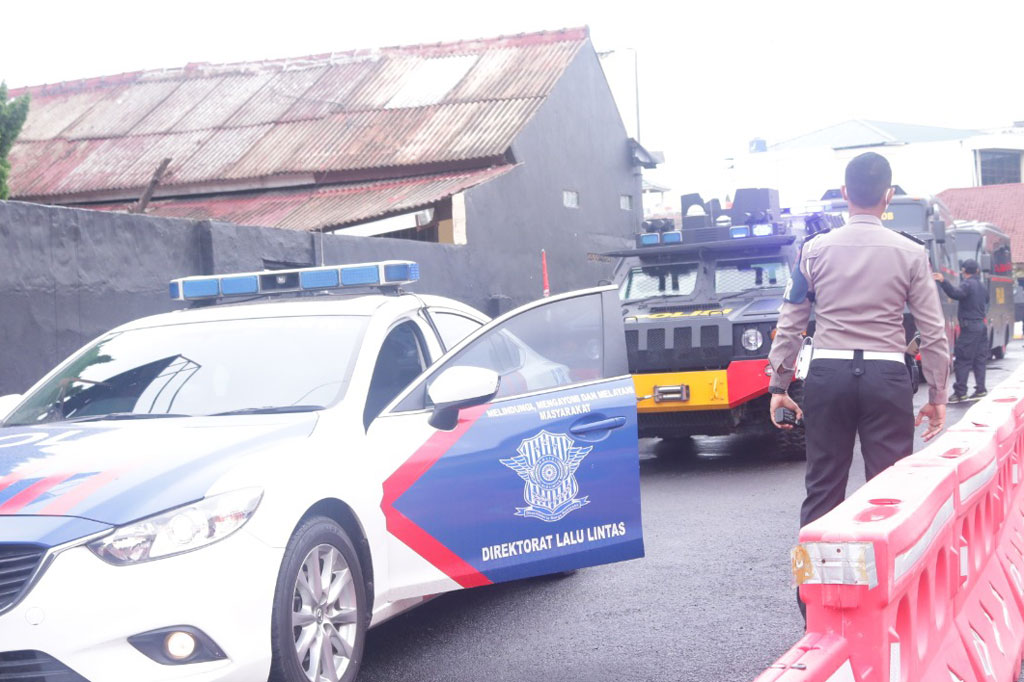 Sedangkan Zukarnain, tambah Argo, merupakan DPO Polri dalam kasus teror bom Bali 1 yang terjadi di tahun 2001. Dia disebut juga memiliki kemampuan merakit bom berdaya ledak tinggi, senjata api, dan kemampuan militer dalam melakukan tindakan teror.