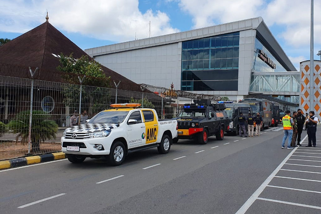 Sebanyak lima mobil yang membawa 23 tersangka teroris jaringan Jamaah Islamiyah (JI) tiba di Bandara Radin Inten II, Natar, Lampung Selatan, Rabu, 16 Desember 2020, sekitar pukul 09.22 WIB.