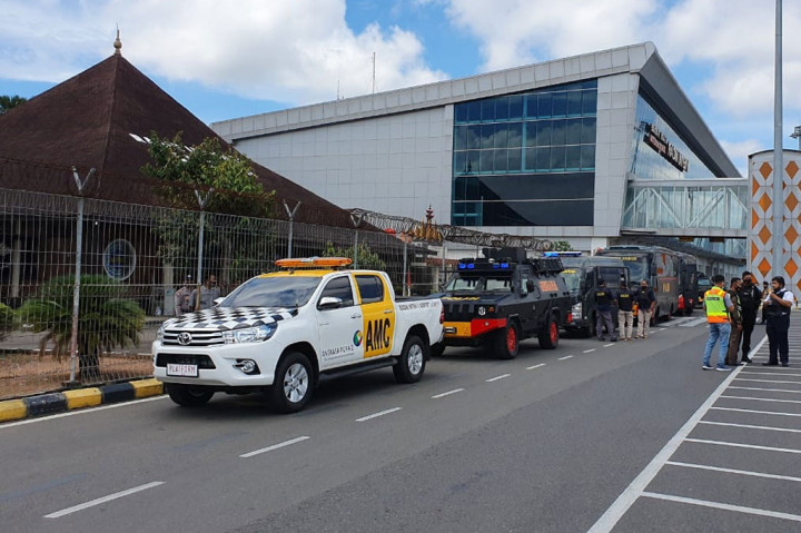 Sebanyak lima mobil yang membawa 23 tersangka teroris jaringan Jamaah Islamiyah (JI) tiba di Bandara Radin Inten II, Natar, Lampung Selatan, Rabu, 16 Desember 2020, sekitar pukul 09.22 WIB.