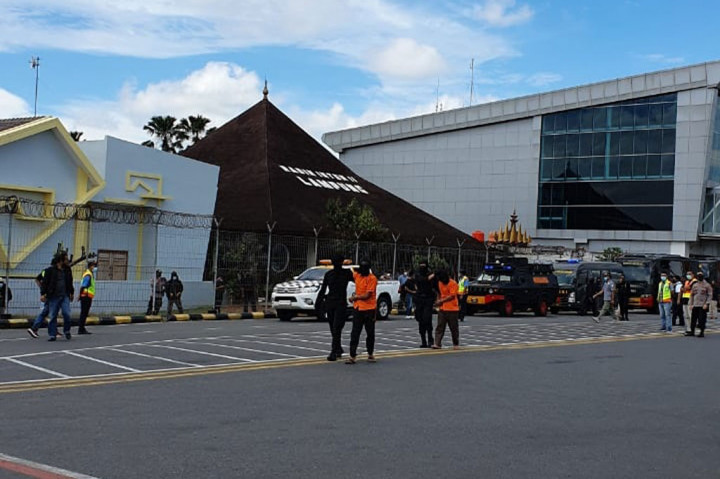 Kendaraan tersebut memuat sekitar 23 tersangka teroris yang ditangkap Densus 88 Antiteror Mabes Polri dari beberapa daerah, seperti Jambi, Riau, dan Lampung. 