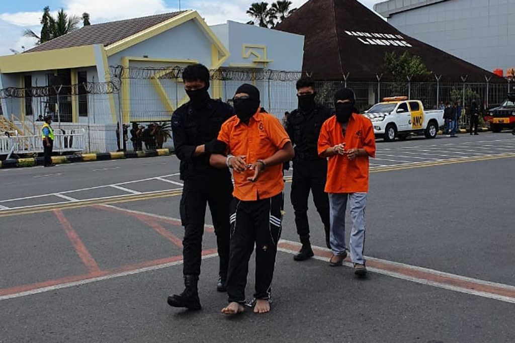 Seluruh tersangka teroris tersebut kemudian dibawa masuk ke maskapai Batik Air untuk diterbangkan ke Jakarta sekitar pukul 11.00 WIB.