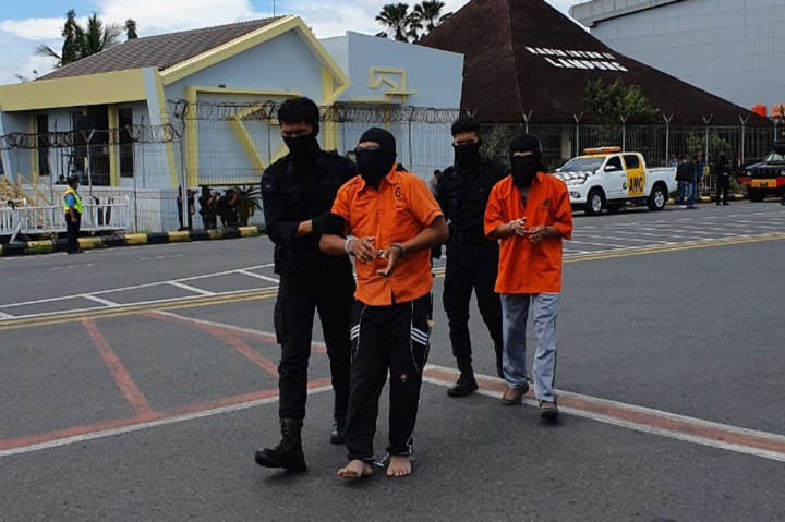 Seluruh tersangka teroris tersebut kemudian dibawa masuk ke maskapai Batik Air untuk diterbangkan ke Jakarta sekitar pukul 11.00 WIB.