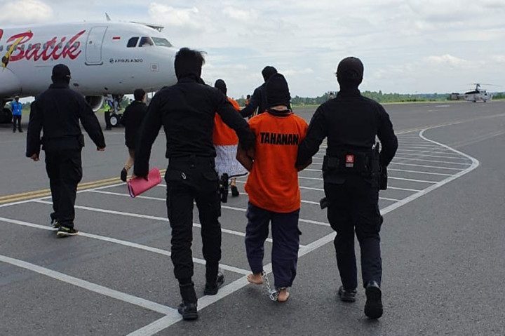 Kadiv Humas Mabes Polri Irjen Pol Argo Yuwono mengatakan dari 23 tersangka teroris tersebut, dua di antaranya masuk daftar pencarian pencarian orang Polri atas nama Taufik Bulaga alias Upik Lawanga yang merupakan sosok ahli pembuat senjata api dan perakit bom serta Zulkarnain alias Arif Sunarso Panglima Askari dari kelompok JI.