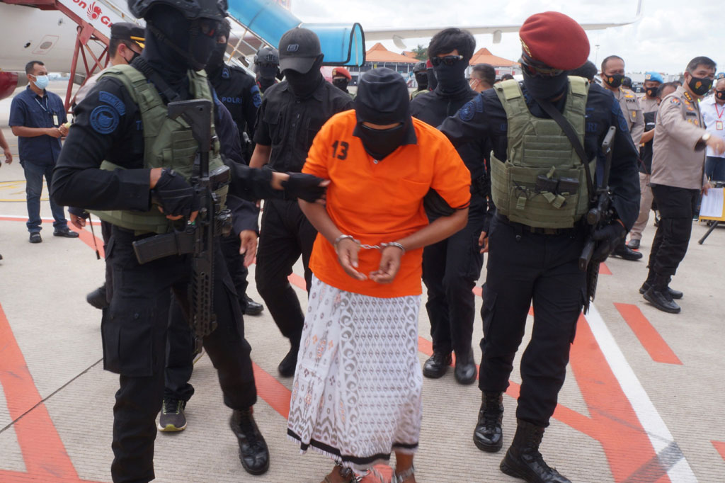 Zulkarnaen nampak turun dari pesawat dengan mengenakan baju tahanan berwarna oranye, sarung berwarna putih, penutup wajah berwarna hitam, serta tangan dan kaki diborgol. Dia nampak dikawal beberapa anggota Densus 88. 