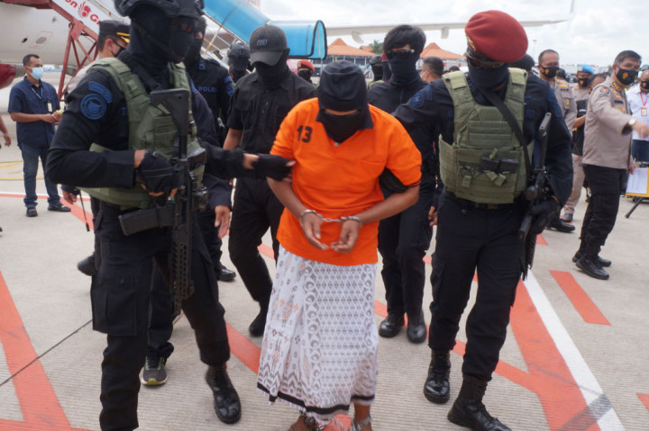 Zulkarnaen nampak turun dari pesawat dengan mengenakan baju tahanan berwarna oranye, sarung berwarna putih, penutup wajah berwarna hitam, serta tangan dan kaki diborgol. Dia nampak dikawal beberapa anggota Densus 88. 