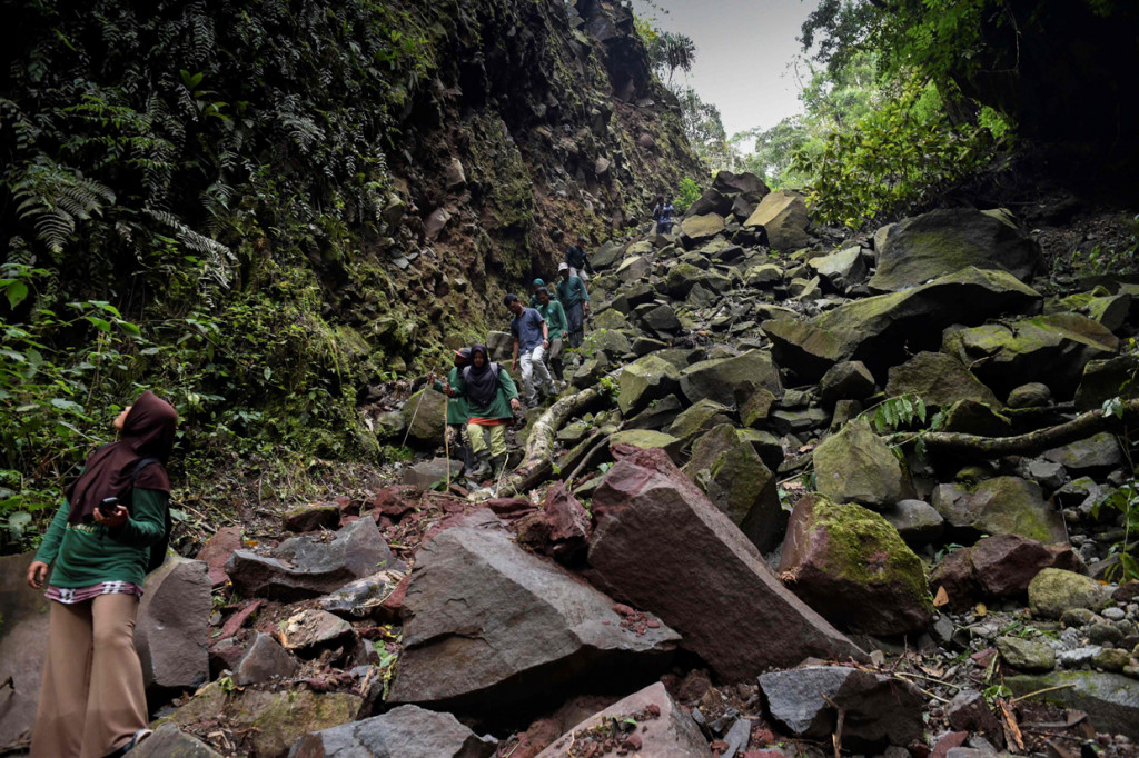 Medan curam, terjal, dan berbatu-batu di dalam hutan di Kawasan Ekosistem Leuser merupakan hal yang biasa mereka hadapi saat patroli hutan.