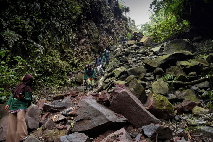Medan curam, terjal, dan berbatu-batu di dalam hutan di Kawasan Ekosistem Leuser merupakan hal yang biasa mereka hadapi saat patroli hutan.