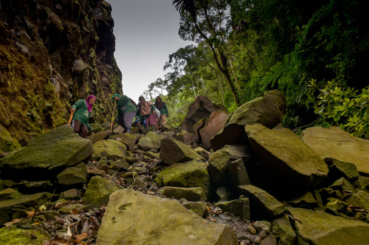 Mereka menuturkan bahwa mereka bersedia menjadi ranger karena berharap hutan yang terjaga dapat memastikan pasokan air bagi kaum perempuan di desa mereka. Berikut cerita para ibu ranger hutan itu.