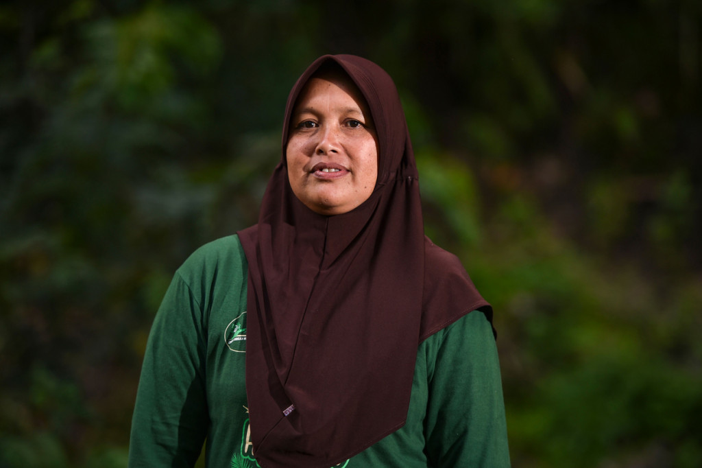 Adalah Sumini, Perempuan usia 46 tahun yang merupakan ketua Lembaga Pelindung Hutan Kampung Mpu Uteun.
