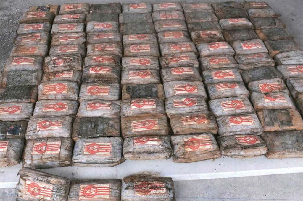 Jaksa Agung Richard Hickson mengatakan kapal fiberglass dengan panjang 5,5 meter ditemukan di atol Ailuk pekan lalu dengan 649 kilogram (1.430 pon) kokain disembunyikan di kompartemen di bawah dek.