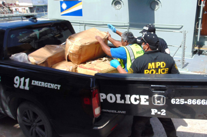 Polisi Kepulauan Marshall menemukan kokain dengan jumlah besar di sebuah kapal yang terbengkalai yang terdampar di atol terpencil setelah hanyut di laut lepas. Itu merupakan temuan kokain terbesar yang pernah ada di negara Pasifik tersebut.