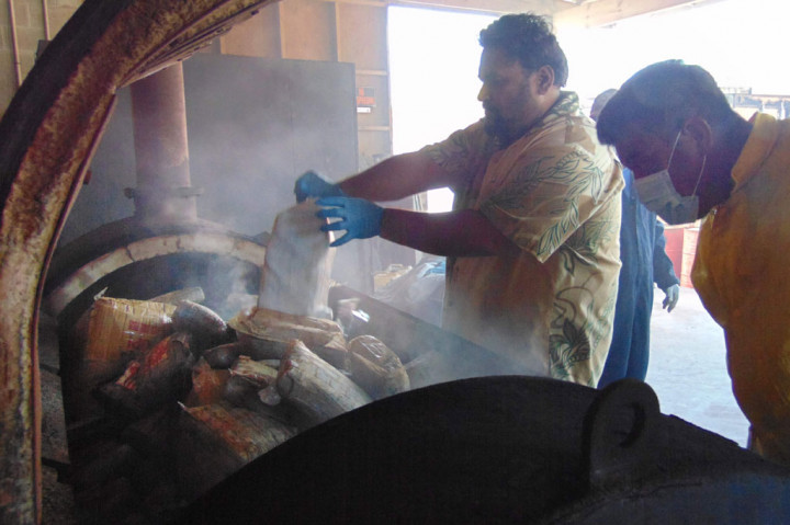 Polisi mengatakan, semua obat-obatan yang dikemas dalam paket satu kilogram bertanda huruf 'KW' tersebut dibakar pada Selasa, 15 Desember 2020. Sementara itu dua paket akan diberikan kepada Badan Penegakan Narkoba AS untuk dianalisis.