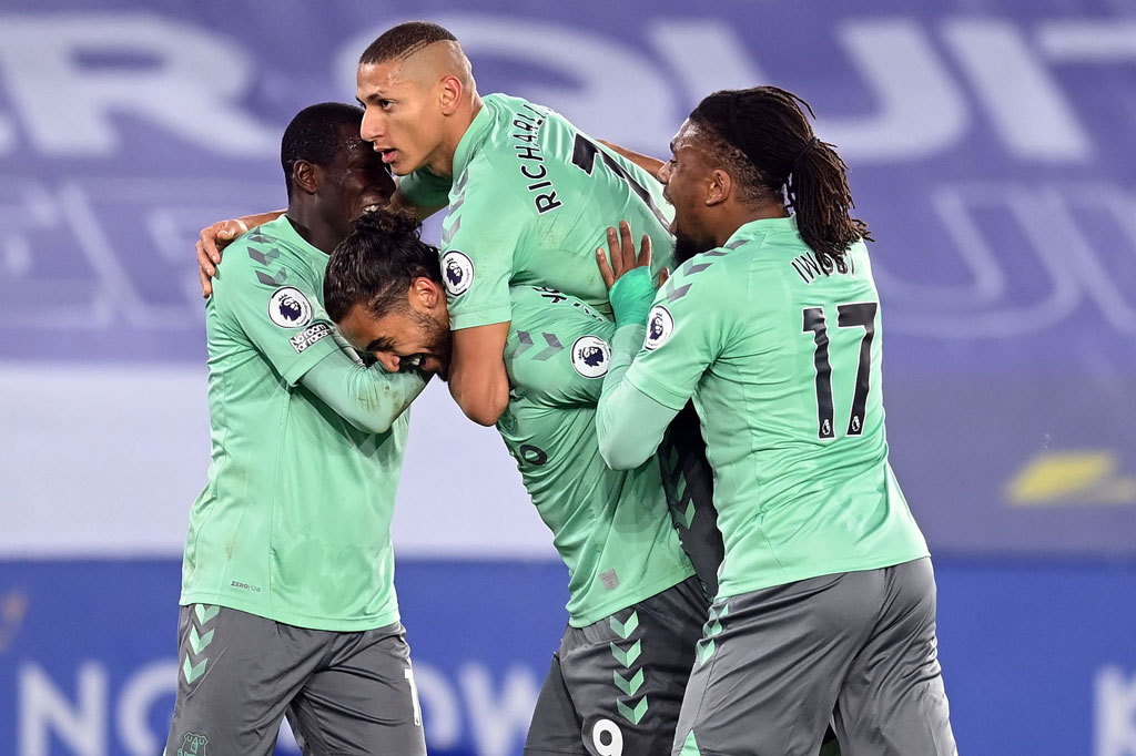 Richarlison melakukan selebrasi bersama rekan-rekan setimnya usai menjebol gawang tuan rumah yang dijaga Kasper Schmeichel