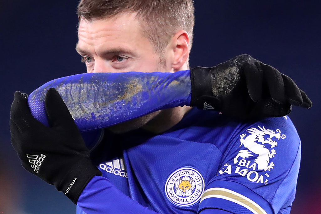 Dua menit berselang tuan rumah nyaris menyamakan kedudukan. Sayang tandukan Jamie Vardy masih digagalkan kiper Robin Olsen. Skor 0-1 bertahan hingga jeda.