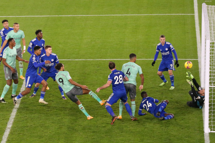 Everton mengubah kedudukan menjadi 2-0 pada menit ke-72. Mason Holgate berhasil menjebol gawang Schmichel usai menyambar bola muntak tembakan Dominic Calvert-Lewin.