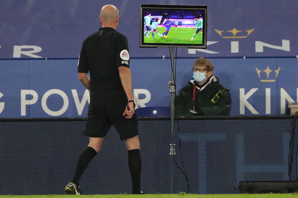 Pada menit ke-82 The Foxes mendapat hadiah penalti setelah pemain pengganti Ayoze Perez diganjal Andre Gomes di dalam kotak penalti. Tetapi keputusan itu dianulir wasit setelah tinjauan VAR menunjukkan tidak ada kontak dengan gelandang Everton tersebut.
