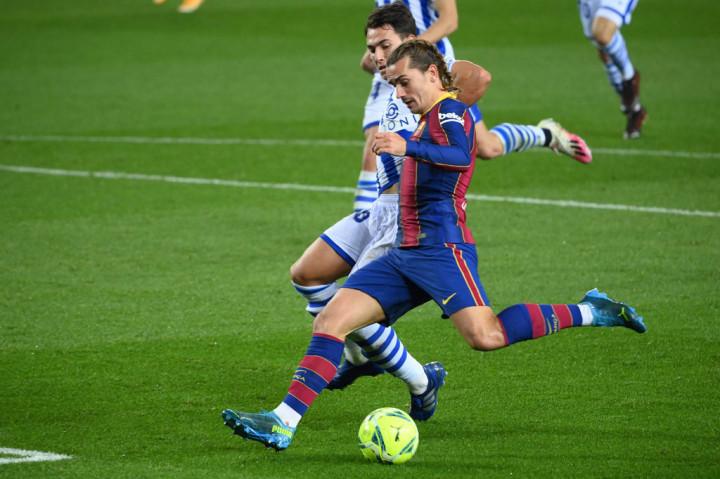 Barcelona mendominasi pertandingan sejak wasit meniup peluit tanda laga dimulai. Sejumlah peluang tercipta namun belum berbuah gol.