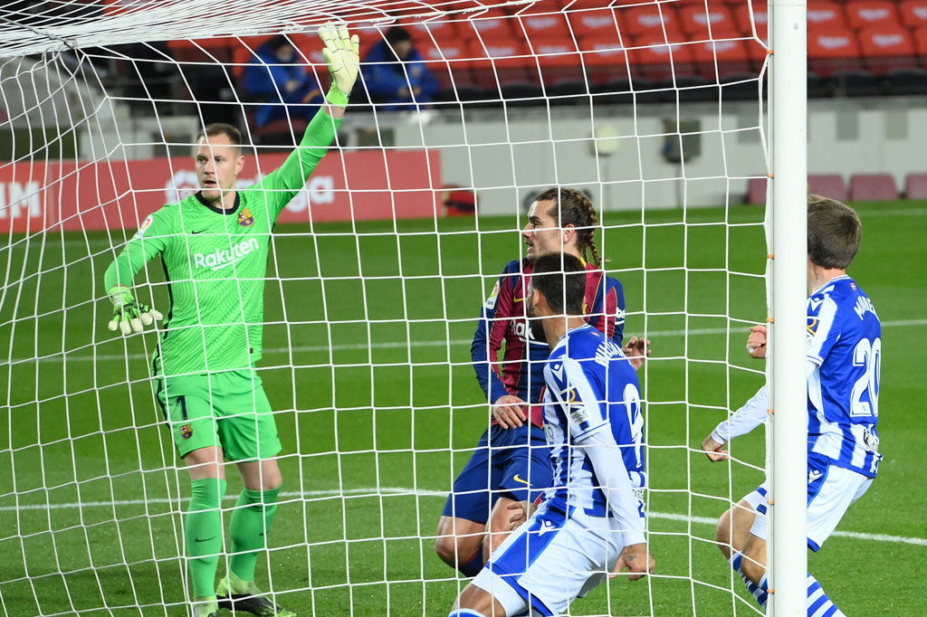 Terus menyerang, Blaugrana justru tertinggal terlebih dahulu pada menit ke-27. Striker Brasil Willian Jose berhasil menjebol gawang tuan rumah usai menuntaskan umpan tarik Portu.