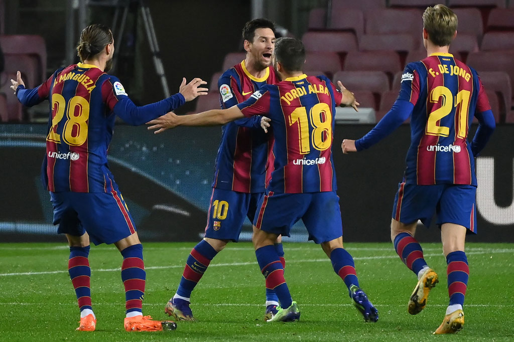 Barca langsung membalas empat menit kemudian lewat tembakan melengkung kaki kanan Jordi Alba yang bersarang di sudut atas gawang Sociedad.