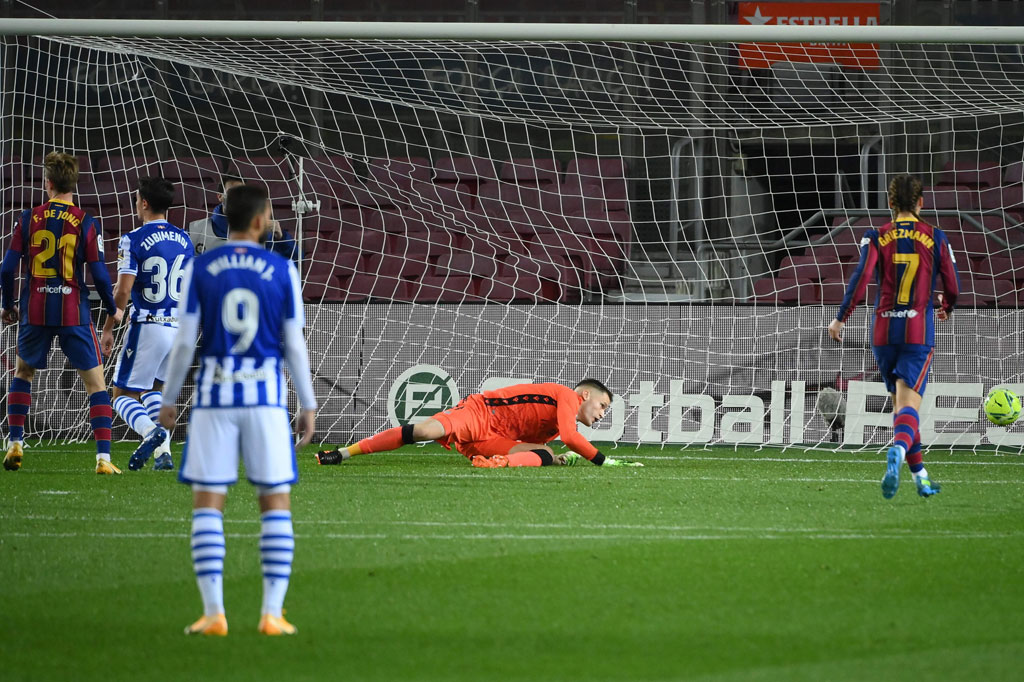 Tim Catalan itu kemudian memimpin sebelum turun minum lewat Frenkie de Jong menuntaskan umpan silang Alba. Tadinya gol ini dianulir karena berbau offside, tetapi tinjauan VAR kemudian mensahkannya. Skor 2-1 bertahan hingga jeda.