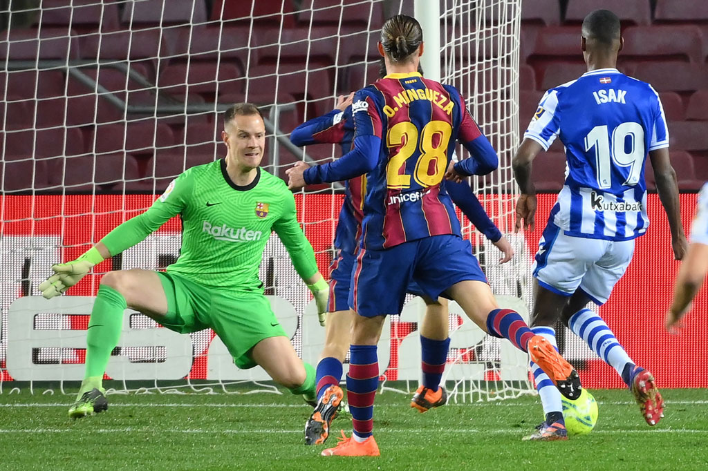 Real Sociedad yang kehilangan David Silva dan pencetak gol terbanyak Mikel Oyarzabal, beberapa kali berpeluang menyamakan kedudukan. Itu termasuk peluang Alexander Isak yang digagalkan oleh tekel bersih Pedri dan oleh penyelamatan sempurna kiper Marc-Andre ter Stegen dari jarak dekat.