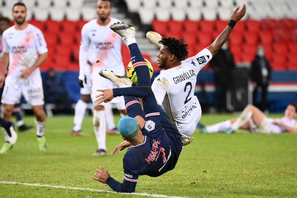 Empat menit babak kedua berjalan tim tamu harus bermain dengan 10 orang setelah bek Andreaw Gravillon diganjar kartu merah karena melanggar Kylian Mbappe di kotak terlarang.