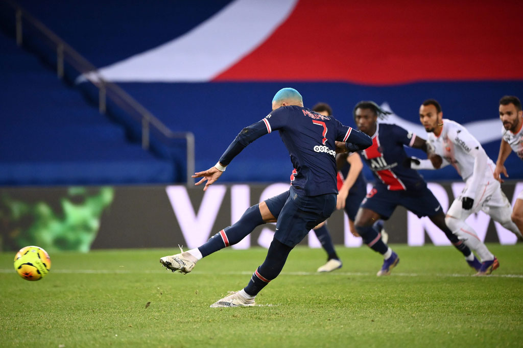 Mbappe yang menjadi eksekutor penalti sukses menyelesaikannya dengan sempurna untuk membawa PSG unggul 1-0.