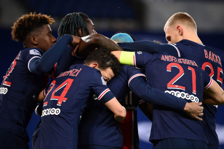 Gol Mbappe disambut gembira rekan-rekan setimnya.