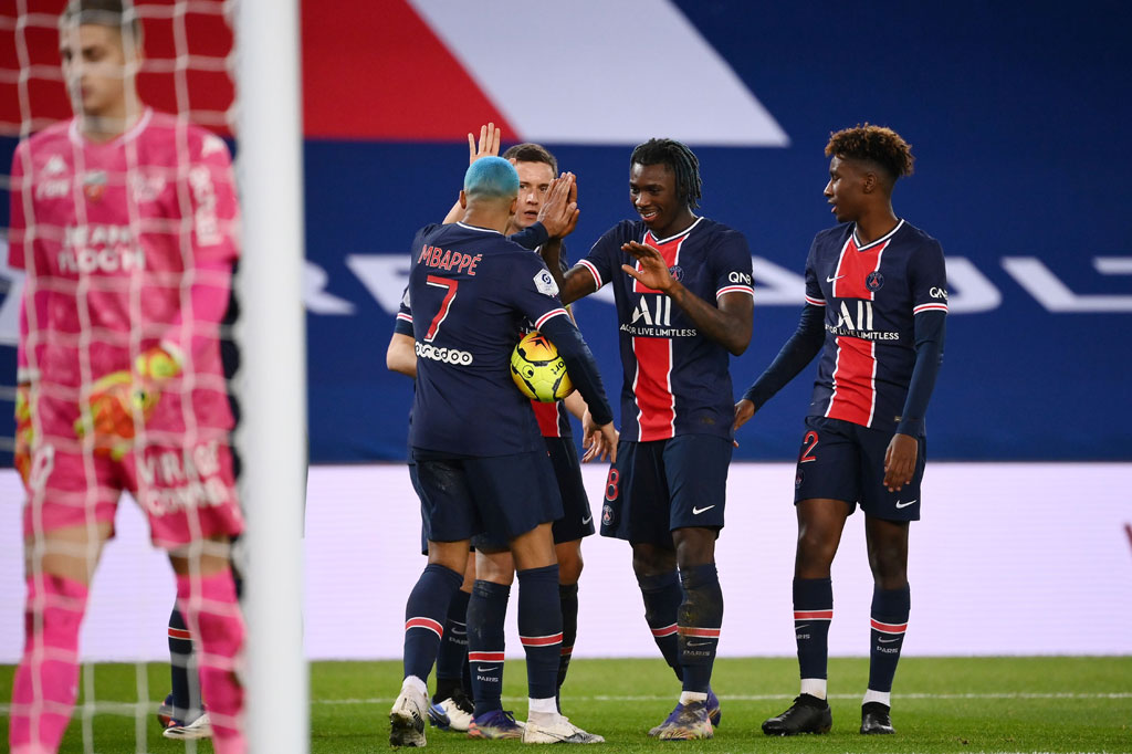 Hanya berselang 10 menit, Moise Kean mencatatkan namanya di papan skor menyelesaikan umpan matang Rafinha. Skor 2-0 bertahan hingga bubaran.