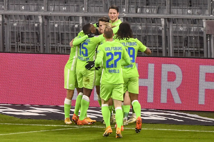 Para pemain Wolfburg merayakan gol yang dicetak  Maximilian Philipp.